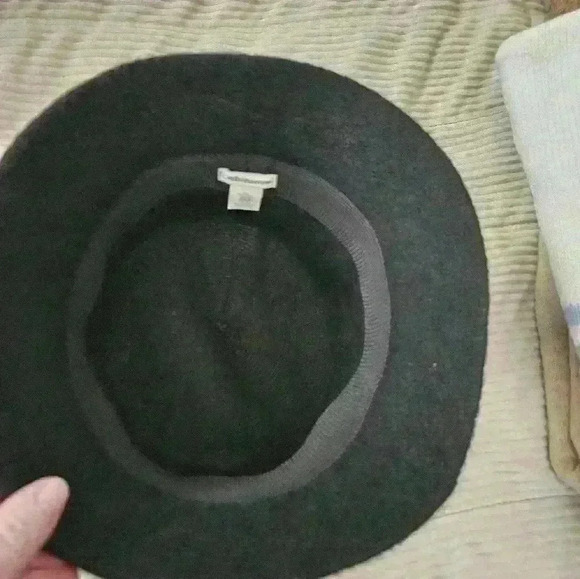 Croft&Barrow Black wool blend bucket style hat w flower detail - Picture 3 of 5